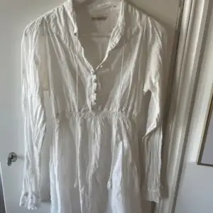 En vit klänning från VintageByFé i skönt material. Perfekt till sommaren eller studenten. Fina detaljer.
