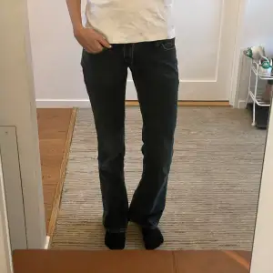 Supersnygga levisjeans som är Lågmidjade och bootcut. Säljer då de är små på mig☀️ passar bra i längden på mig som är 170 och är ca storlek 34/xs i midjan