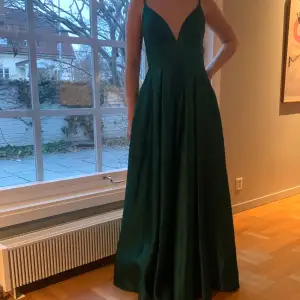 Säljer denna mörkgröna balklänning från JJ’s house. Endast använd en gång på min bal förra året, så den är i väldigt fint skick! Ny pris 1440! Passar många längder pågrund dina klackar, men jag på bilden är 170 cm utan. Bara att skriva vid frågor💗