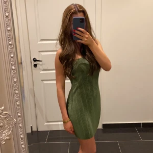 Kort festklänning - Grön klänning som funkar perfekt utomlands eller utgång! Aldrig använt för att jag personlingen gillar långa klänningar. 