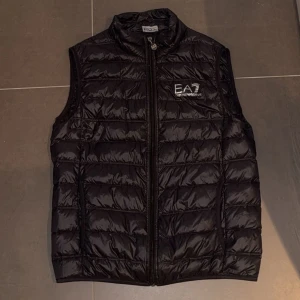 Armani väst - Fet väst, första och enda ägare, knappt använd, storlek L men ganska liten i storleken. Skick 10/10 Nypris: 1400kr