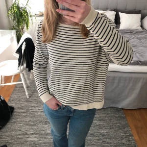 Randig zara tröja  - En rätt så tunn randig tröja från zara i ett jättehärligt material! 