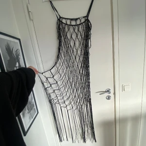 Nätklänning  - Långklänning i nät med pärlor. Ursprungligen från bershka, använt väldigt får gånger, i bra skick. 