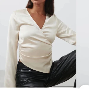 Satinblus - Fint skick! Strl xs