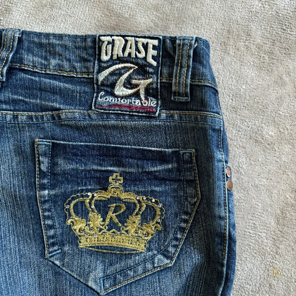 Vintage lågmidjade bootcut jeans! Storlek 42 men skulle säga att de passar storlek 34,36 eller S. . Jeans & Byxor.