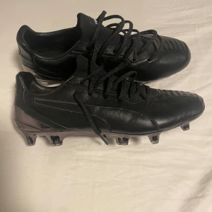 Puma king Platinum - Säljer mina Puma king platinums. Ett par riktigt bra läder dojjor med FG/AG dobbar. Nypris ligger på 1900kr, har endast använt dessa en träning alltså är dom nästintill helt nya.