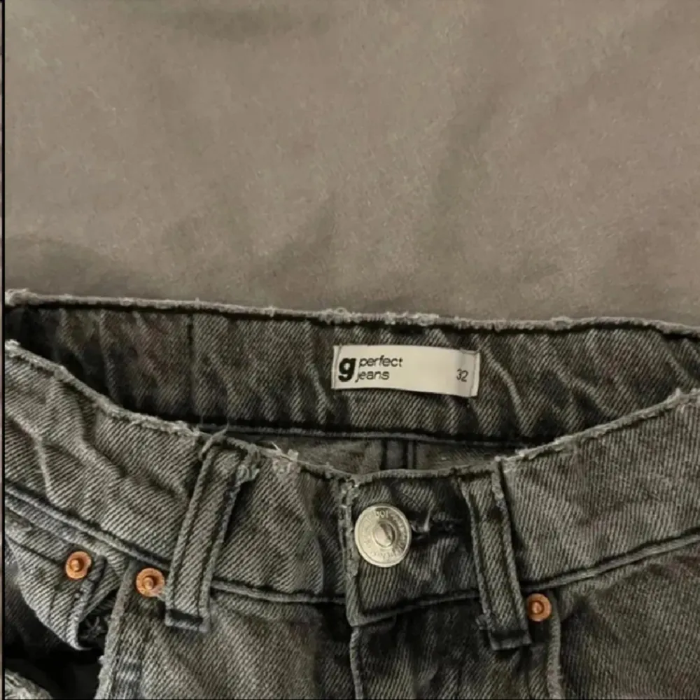 Gråa jeans ifrån gina. Väldigt fint skick Storlek 32 men passar även xs Skriv om ni undrar något 😊. Jeans & Byxor.