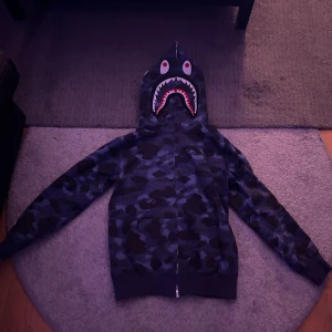 Bape hoodie - Oanvänd, storlek M. Möts upp i göteborg och fraktar vart som helst. 