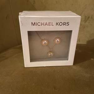 Michael Kors örhängen och halsband-set i roseguld. Oöppnad förpackning!