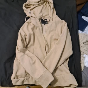 Hoddie - Tröja som inte används längre dock är lite nopprig här och där