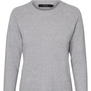 Grå stickad tröja - Säljer min fina gråa stickade tröja från vero Moda. Köpt för något år sen och pyttelite nopprig men verkligen inget som syns. Det finns dock ett litet litet hål vid axeln som var där redan när jag köpte den men som inte syns. Orginalpris: 250 kr 