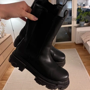 Svarta kängor  - Storlek 41, men mer 40. Lite högre med typ 3-4 cm ”platå”.  Knappt använda. 