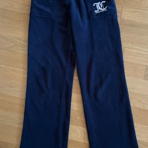 Juicy byxor❤️ - Nu säljer jag mina fina juciy couture byxor❤️ säljer eftersom dem har blivit för små❤️ Jag tycker att dem är ganska stora i storleken