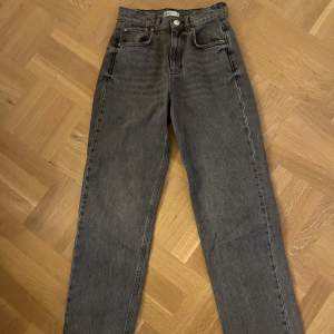 Mörkgrå jeans från Gina Tricot. Storlek 34. Jag är 160 cm och dem är lite långa i längden. Nypris 599kr.