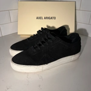 Axel Arigato Platform - Ett par fräscha Platform som är i ett bra skick. Mockan är väldigt bra skick, de guldiga tagsen är slitna och sulorna har bra kvalite! Nypris 2500 och pris kan diskuteras vid smidig affär😊