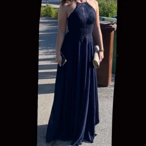 Balklänning - Säljer nu min vackra klänning från 9ans bal då den inte kommit till användning efter det!💕 Den är super fin i bysten samr ryggen och snörena går att justera efter hur högt och tight man vill att klänningen ska sitta. Den är i strl 38 men passar 36!