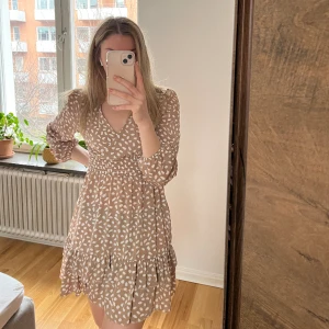 Prickig klänning - Söt, kort, prickig klänning