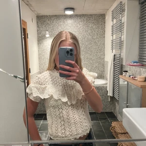 Sommrig tröja - Den är ganska liten i storleken, använt ett fåtal gånger och bra i skick. Jag säljer den för att jag inte får någon användning av den men en fin tröja som funkar med nästan allt. Den går inte att köpa för att den ingick i Zarah gamla kollektion 