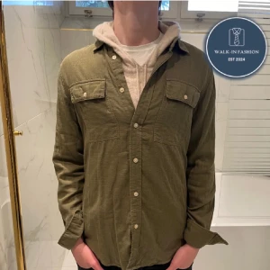 Riley overshirt - Storlek small. Använd ett par gånger. Nypris ligger på 700 ungefär. Säljer eftersom att den är för stor.