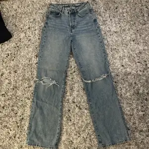 Blå raka jeans från bikbok. Hål på båda knäna. Skulle säga att de är highwaist. Bra skick. Innerbensläng: 86cm. Midjemått: 72cm. Pris går alltid att diskutera och har av er vid frågor!!