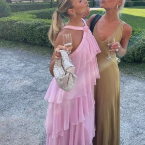 Felicia Wedin klänning - Säljer denna underbara klänning då den ej kommer till användning! Aldrig använd🥰🌸🌸🩷❤️ Lånade bilder!!!