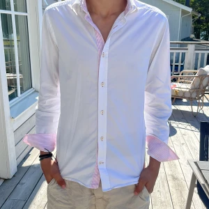 riley skjorta  - hej säljer en fin riley skjorta med snygg rosa detaljer skick 9/10 inga defekter perfekt i sommar  model är 180 och väger 65 