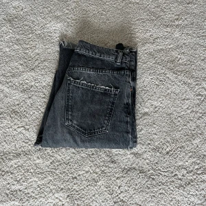 Zara jeans - Grå loose fit zara jeans💗midja 38 innerben 86