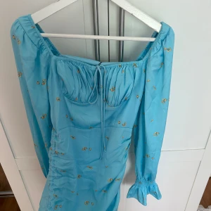 Adoore klänning  - Jättefin adoore klänning i strl 36. Den är oanvänd med lappar kvar.