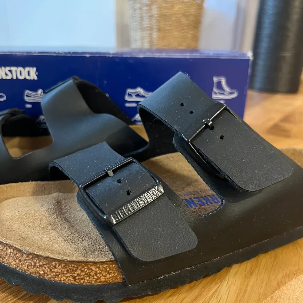 Helt nya Birkenstock Amazon BS i svart. Aldrig använda!  Säljs då fel storlek köpes och returtiden gick ut. . Skor.