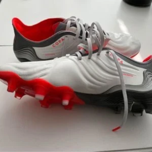 Addidas Copa 42,5  - Addidas copa vita och orange Använda en träning  Anledning för stora  Ordinarie pris 2000