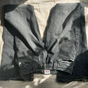 Jättesnygga utsvängda jeans - Så snygga utsvända jens som tyvärr är lite stora på mig 💔 bra sick, bara lite slitna längst ner. Kontakta mig vid minsta fråga 💕💕