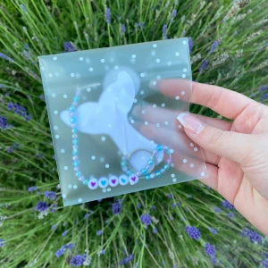 Lila & blå nyckelring  - Vi säljer denna gulliga nyckelring. Den har små pärlor som är blåa och lila och även hjärtan i mitten. 