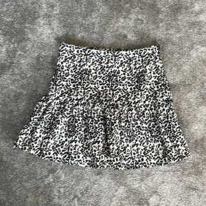 Kjol Nelly NLY Trend Leopard - Superfin leopardmönstrad kort kjol med lite volang. Dragkedja i sidan. 