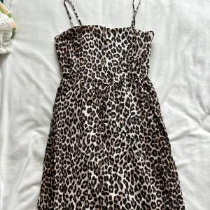 Så fin somrig klänning från H&M i linne-material! Använd fåtal gånger så i bra skick, storlek 38🫶🏼