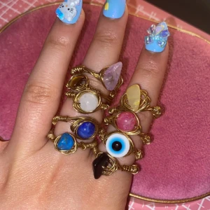 Handgjorda ringar - Handgjorda ringar. 100% handgjorda av mig! Kristall pärlorna är äkta kristaller, de andra som är runda är plast! Därför är de andra lite dyrare. De som är gjorda av kristaller är 39kr st, dem andra är 29kr st! Du väljer färg för pärlan/kristallen