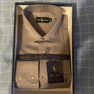 Ralph lauren skjorta - Riktigt ovanlig och helt oanvänd ralph lauren skjorta köpt under 90-tal.  Storlek: L