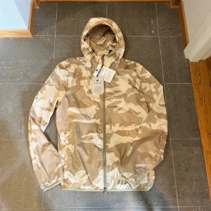 Woolrich Windbreaker - säljer nu en tvärfet Woolrich windbreaker. Väldigt eftertraktad och säljs inte längre. Helt ny med tags kvar. Skriv om du har några fler frågor🙌