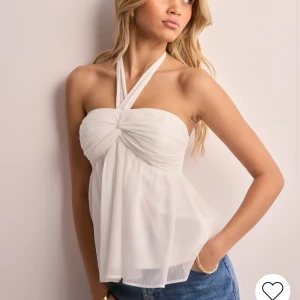 topp från Nelly  - Endast använd en gång, den är i storlek 32 säljer för 200 köptes för 349kr! 👌👌