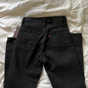 Levis jeans - Levis jeans. Helt oanvända. Raka i modellen med mellanhög midja. Super snygg modell!!🙌🏽