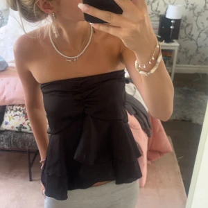 Fest topp - Jöttefin svart siden topp i storlek xs! Har aldrig använt då den sitter för tight på mig.💗