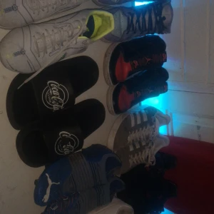 Många olika skor skriv för pris - 8 par skor till salu Jordan 1 mid purple and blue Jordan 1 low glossy red no laces Adidas gazelle Opp France fashion Air max 90 vit Puma future fotbollskor Coca cola tofflor Nike mercuial fotbollskor Alla är runt storlek 40 - 42