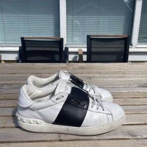 valentino open -   Valentino Open (black)  - Storlek: 40 fits 41 - Skick: 7/10  - Pris: 1999kr 