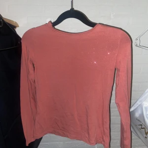 Tröja  - Från: h&m Stl: 134-140 I bra skick, tröjan glittrar också lite.