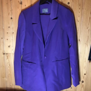 lila kostym - köpt på sellpy andänd en gång på bröllop fin o bra o jag tycker om den men nu tycker jag att någon annan ska ha den