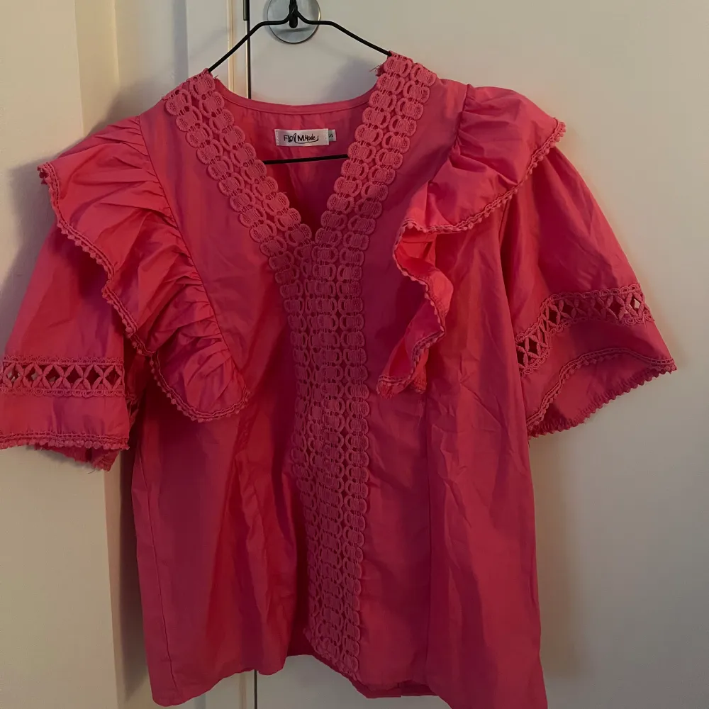 Super söt rosa volang blus som passar perfekt nu till sommaren💓jag har använt blusen endast en gång!. Blusar.