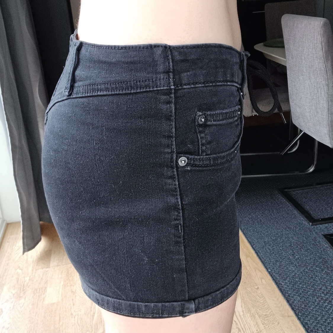 Svarta jeansshorts med band - 90