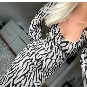 Klänning Gina tricot  - Säljer denna fina klänning ifrån Gina tricot! Nyskick, längden går till mitten på vaden, jag är 163cm