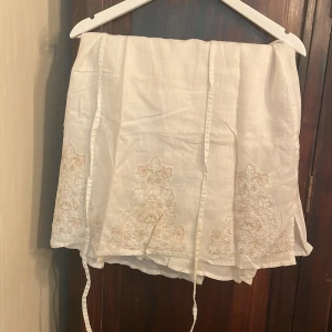  twist&tango kjol - Säljer min vita twist & tango kjol. Den har snörning så man kan knyta. Söta detaljer där nere