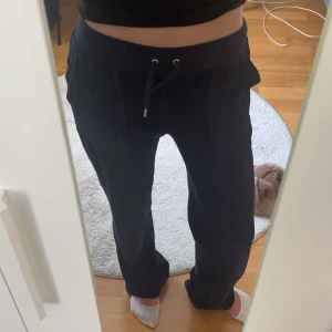 Mörkblå Juicy Couture byxor  - Jag säljer mina mörkblå Juicy couture byxor. Dem är använda fåtal gånger☺️ skriv om ni har frågor😇 Nypris: 1200kr Mitt pris: 300kr + frakt