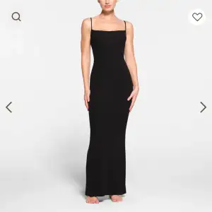 Säljer min fina skims klänning pga fel storlek.  Använd endast fåtal gånger men den är som ny.  Storlek XS.  Går bra att skriva om man önskar fler bilder. 🖤